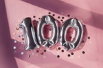 100 Luftballons silber rosa Hintergrund Konfetti