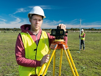 2 Personen vermessen ein Grundstück_GettyImages_Peter M. Fisher