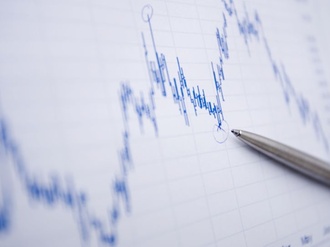 Aktienanalyse Aktienkurs mit Kugelschreiber