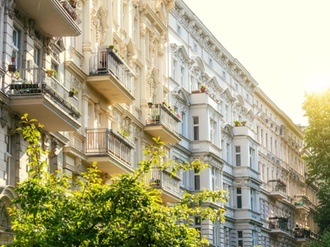 Altbau Mehrfamilienhaus Stadt Berlin Kreuzberg Sommer