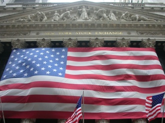 Außenansicht Gebäude New York Stock Exchange mit Fahnen