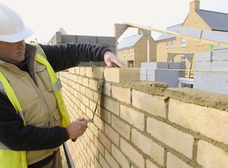 Bauarbeiter beim Mauer bauen