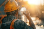 Bauarbeiter Helm gelb Sommer Hitze Wasserflasche