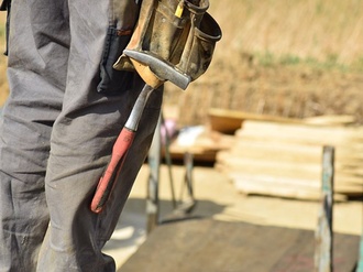 Bauarbeiter mit Werkzeug auf Baustelle