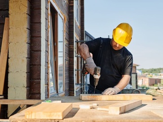 Bauarbeiter Helm gelb Holz Wohnungsbau Hausbau 