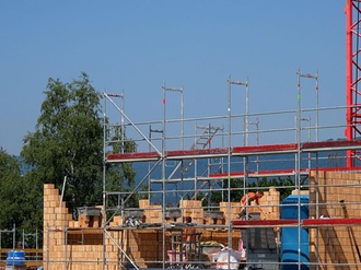 Baustelle Haus mit Gerüst und Bauarbeitern