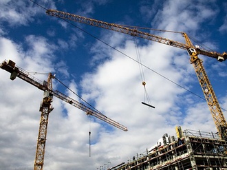 Baustelle Kräne Wohnungsbau 