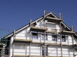 Baustelle von Einfamilienhaus mit Gerüst