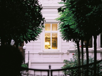 Beleuchtetes Fenster in Altbau