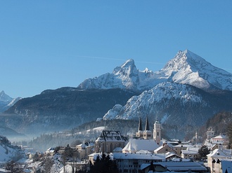 Berchtesgaden Stadtansicht mit Berg