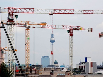 Berlin Blick über Dächer auf Alex mit Kränen