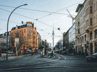 Berlin City Alex Straße Kreuzung Gebäude Häuser