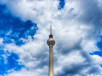 Berlin Himmel blau Wolken Alex Drama 