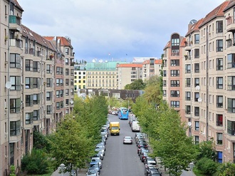 Berlin Mehrfamilienhäuser Straße Adlon im Hintergrund