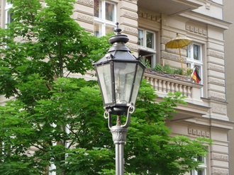 Berlin Mehrfamilienhaus Balkon Schirm Wohnung