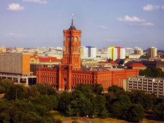 Berlin Senat Rotes Rathaus Flagge Wohnhäuser