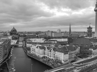 Berlin Stadtansicht Grautöne Drama Wohnhäuser