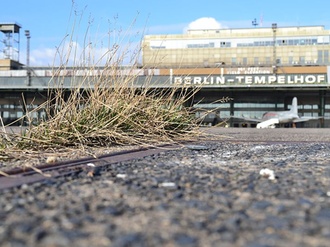 Berlin Tempelhof Brachfläche vor dem Flughafengebäude