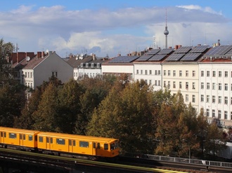 Berlin Wohnhäuser Alex U-Bahn gelb