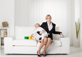 Berufstaetige Frau mit Kleinkind
