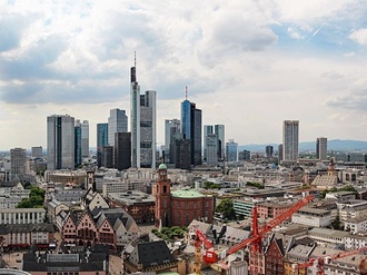 Blick auf Skyline Frankfurt Kräne im Vordergrund
