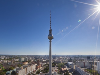 Blick auf Stadt und Fernsehturm bei Sonnenschein