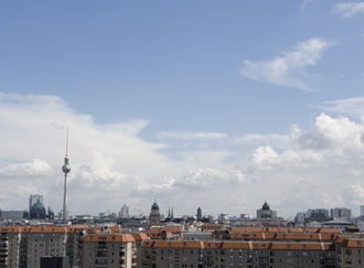 Blick über Dächer und blauer Himmel