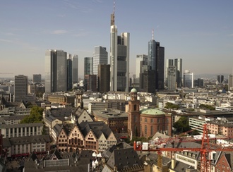 Blick über Frankfurt mit Hochhäuser am Horizont