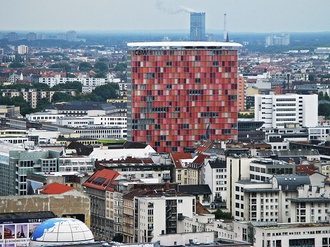 Blick über Häuser und Hochhäuser Berlin