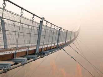 Brücke im Nebel