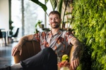 Büro Mann buntes Hemd Tattoos Dschungel 
