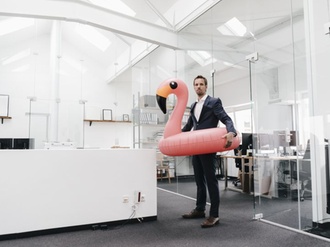 Büro weiß modern Mann Anzug Schwimmring Flamingo rosa