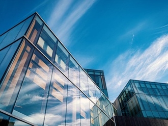 Bürogebäude modern Verglasung Schleierwolken