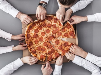 Business-Männer teilen Pizza