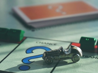 Chancefeld auf Monopoly-Spielbrett