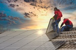 Dach Solarpanel Sonnenuntergang Handwerker Solarstrom