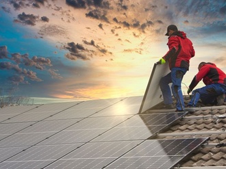 Dach Solarpanel Sonnenuntergang Handwerker Solarstrom