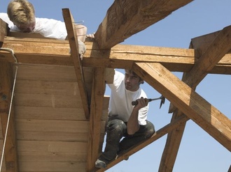 Dachdecker arbeiten am Dachstuhl