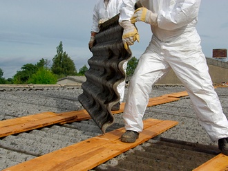 Dachplatten Asbest Handwerker in Schutzkleidung