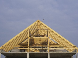 Dachstuhl Hausbau Neubau Holz Himmel blau