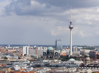 Dächer der Stadt mit Blick auf Fernsehturm und Berliner Dom