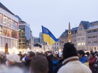 Demonstration Krieg Ukraine Stadt Innenstadt Menschen