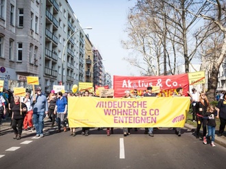 Deutsche Wohnen enteignen Initiative bei der Demo