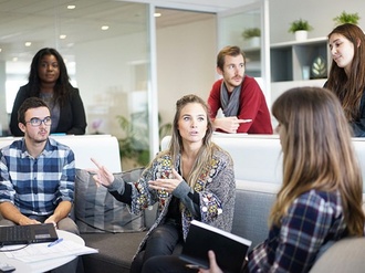 Diversity junge Männer und Frauen im Teamgespräch