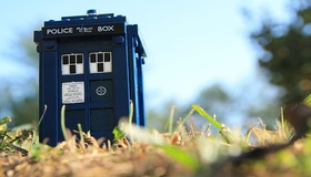 Doctor Who Tardis Modell Wiese