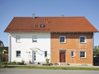 Doppelhaus, eine Hälfte noch im Rohbau