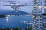 Drohne kreist über Stadt am Fluss