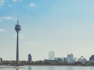 Düsseldorf mit Rhein im Vordergrund Hochhäuser Fernsehturm im Hintergrund