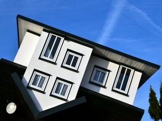 Einfamilienhaus Modell auf dem Kopf Himmel blau