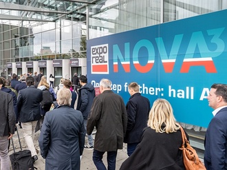 Eingang Expo Real mit Werbeschild für Nova3 Messehalle